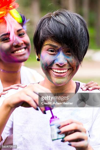 smiling friends covered in pigment powder - color run foto e immagini stock