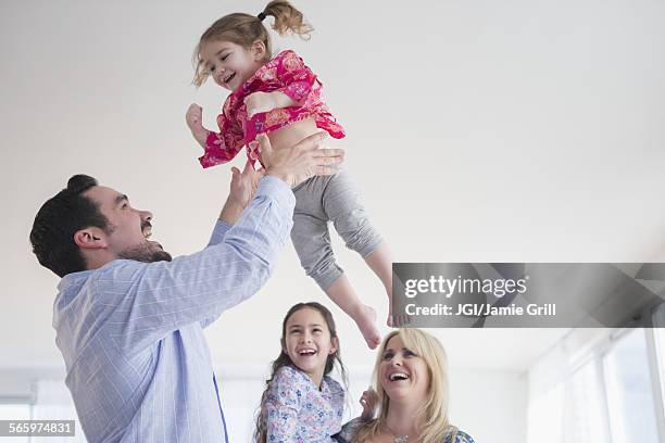 caucasian father tossing daughter in air - dad throwing kid in air stockfoto's en -beelden