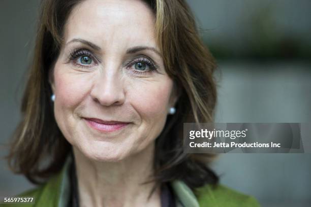 close up of smiling caucasian woman - older woman with brown hair stockfoto's en -beelden