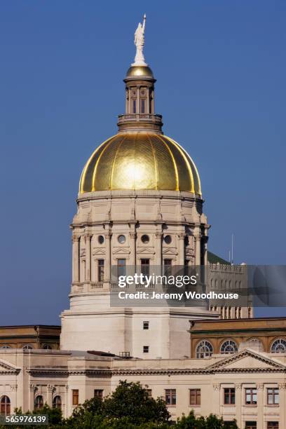 dome on state capitol building, atlanta, georgia, united states - capitolio-estatal-de-georgia fotografías e imágenes de stock