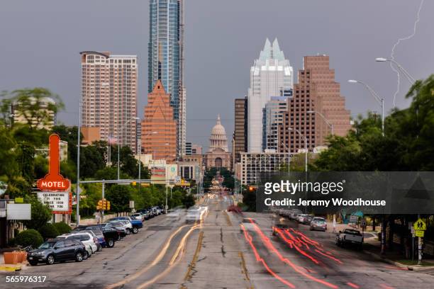 blurred motion view of cars driving in austin cityscape, texas, united states - austin - texas fotografías e imágenes de stock