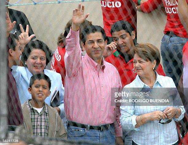 El ex-presidente ecuatoriano Lucio Gutierrez saluda junto a simpatizantes desde un patio de la carcel en Quito, el 15 de enero de 2006. Gutierrez,...