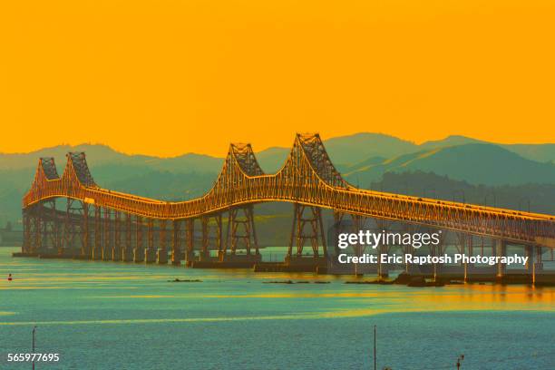 bridge and river under sunset sky, richmond, california, united states - san rafael - california点のイラスト素材／クリップアート素材／マンガ素材／アイコン素材