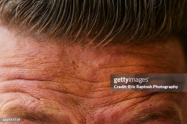 close up of wrinkled forehead of caucasian man - franzindo as sobrancelhas - fotografias e filmes do acervo