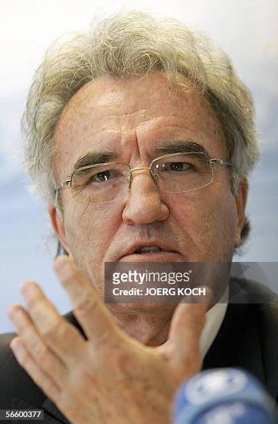 Horst Teltschik, organizer of the International Munich Conference on Security Policy, gestures as he gives a press conference 16 January 2006 in...