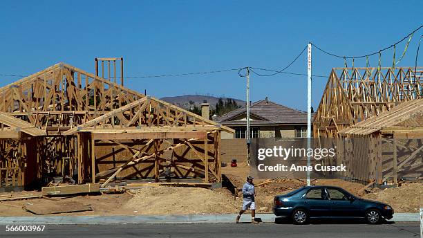 Harris Homes has begun building new homes in a development that has homes that were built before the housing down turn in Palmdale, Ca. On April 9,...