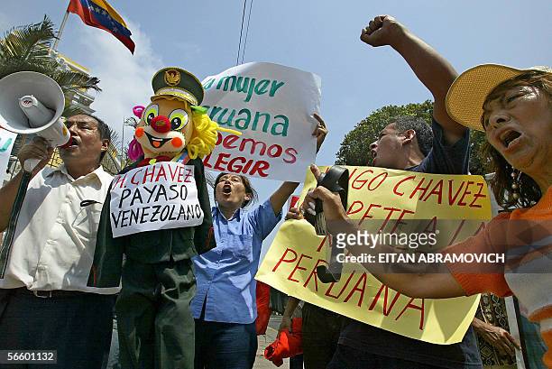 Peruanos muestran carteles y un muneco , durante una protesta en el frontis de la embajada venezolana en Lima, el 16 enero de 2006. Unas 30 personas...
