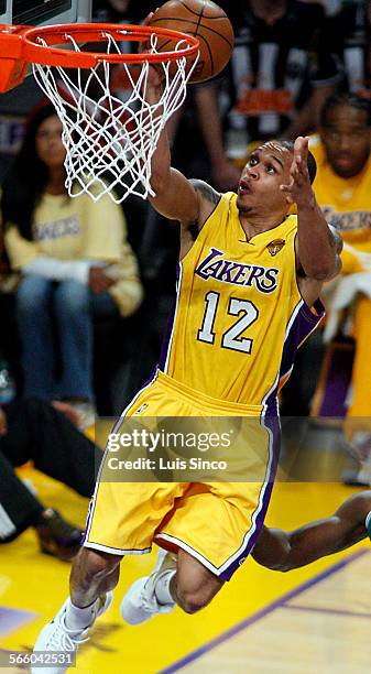 Lakers guard Shannon Brown drives to the basket in the second quarter of Game 1 of the NBA FInals at Staples Center on Thursday, JUne 3, 2010.