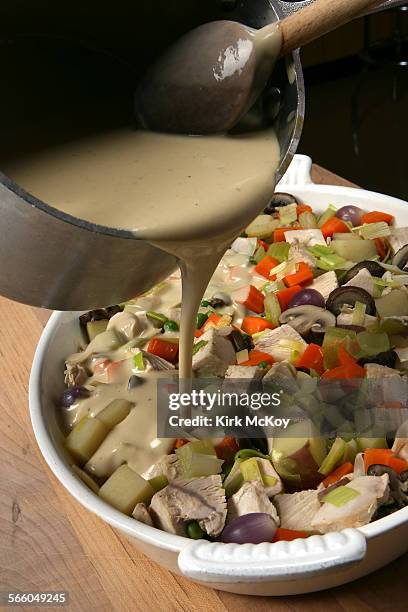 Thanksgiving for the leftovers of Thanksgiving, The food section we will photograph Turkey pot pot, with leftover turkey.Stepbystep: How to make...