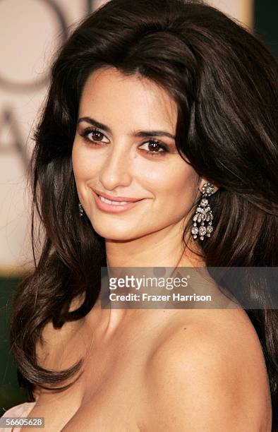 Actress Penelope Cruz arrives to the 63rd Annual Golden Globe Awards at the Beverly Hilton on January 16, 2006 in Beverly Hills, California.