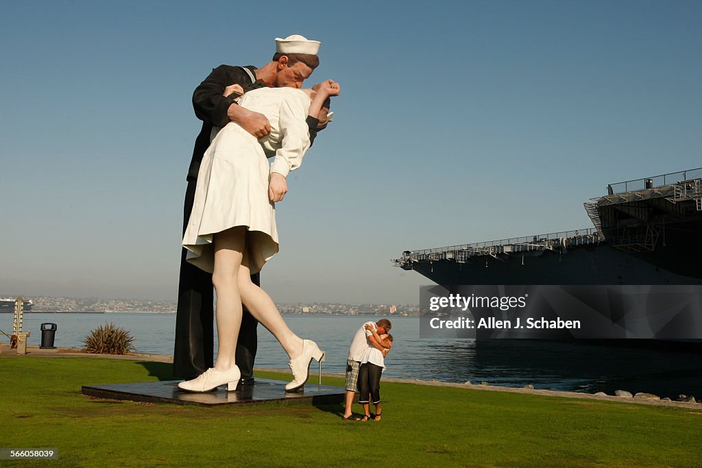 SAN DIEGO, CA  September 7, 2008 : Per and Dorene Piencka, (CQ) of Norwalk, CT, make a kissing pos