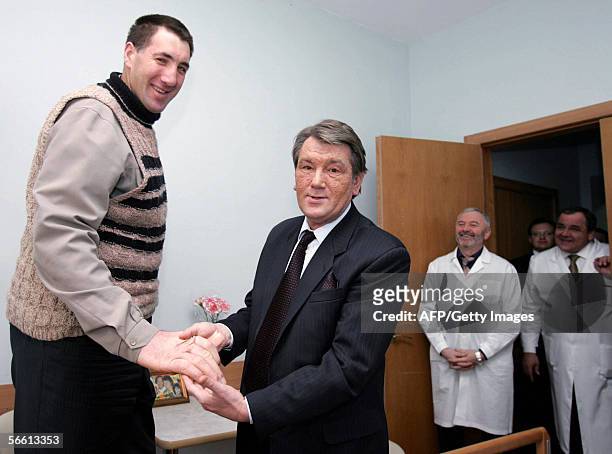 Ukraine Viktor Yushchenko shakes hand with Leonid Stadnik believed to be tallest man in the world during a meeting at a hospital in Kiev, 18 January...