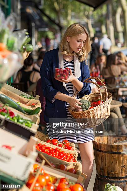 woman buying organic produce at store - blonde english woman shopping foto e immagini stock