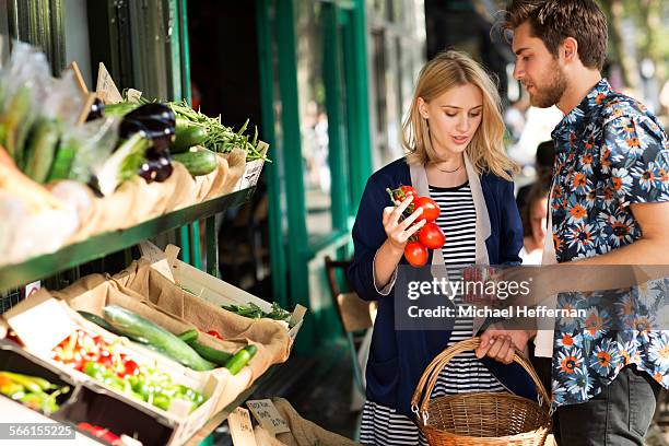 couple buying organic produce at store - menschen vor laden stock-fotos und bilder