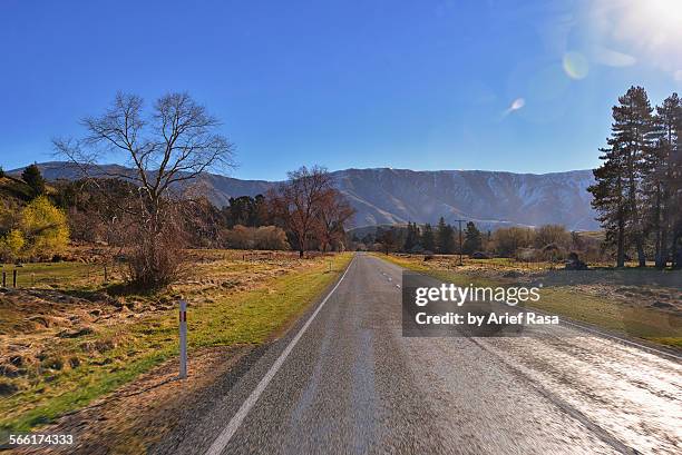 road leading to mountain, canterbury nz - mackenzie country stock pictures, royalty-free photos & images