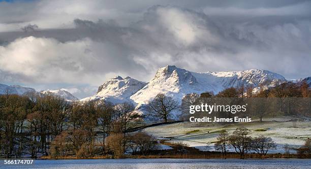 the langdale pikes in the english lake district - 坎布里亞 個照片及圖片檔