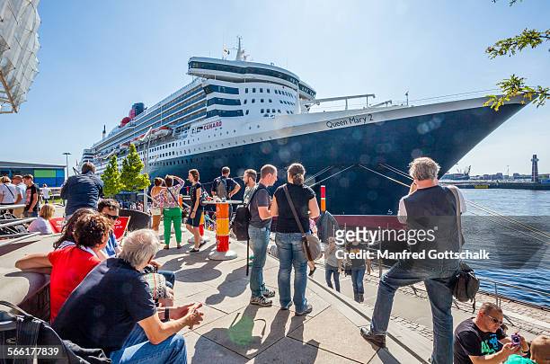 queen mary ii at hamburg cruise center - rms queen mary 2 stock pictures, royalty-free photos & images