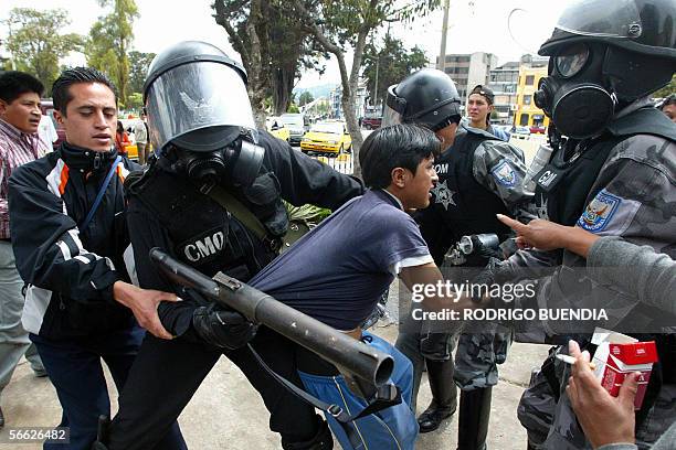 Policias antimotines detienen a un estudiante de la ensenanza secundaria cerca del parque Ejido en el centro de Quito el 19 de enero de 2006. Alumnos...