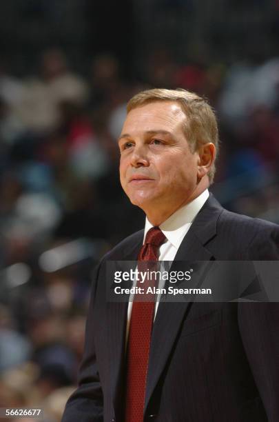 Head coach Mike Fratello of the Memphis Grizzlies looks on against the Chicago Bulls on December 23, 2005 at FedexForum in Memphis, Tennessee. The...