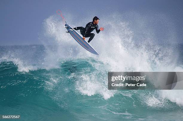 surfer , surfing a big wave. - surfboard photos et images de collection