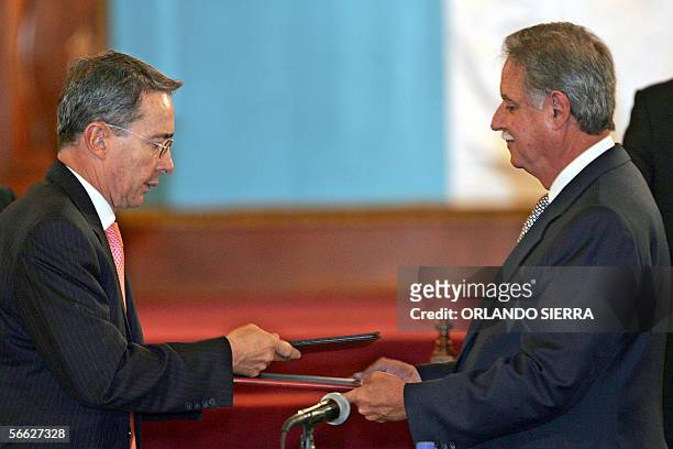El presidente de Guatemala, Oscar Berger y su homologo de Colombia, Alvaro Uribe intercambian carpetas luego de firmar convenios de cooperacion en el...