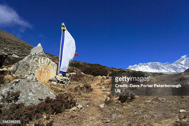 buddhist stupa with prayer flags, dingboche villag - summit view cemetery stock pictures, royalty-free photos & images