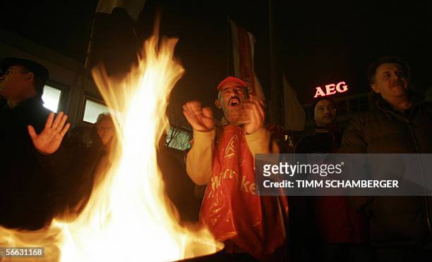 Employees of German electrical appliances maker AEG demonstrate in front of their company's plant in Nuremberg, southern Germany, early 20 January...