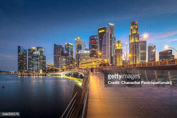 the twilight scene of singapore city - baía de marina singapura - fotografias e filmes do acervo