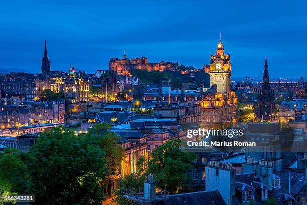 edinburgh castle with cityscape from calton hill. - edinburgh skyline stock-fotos und bilder