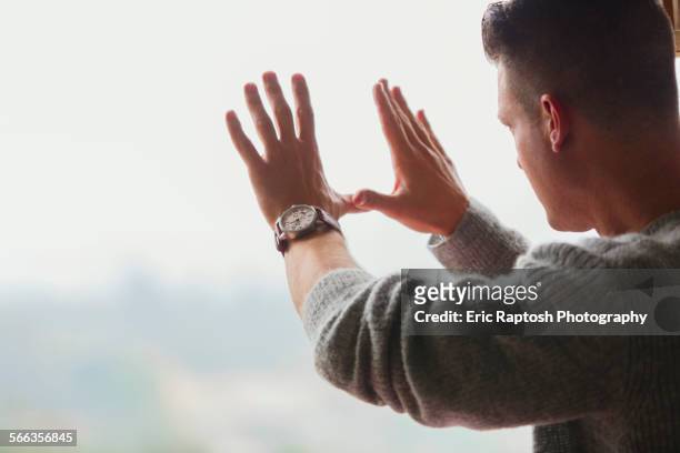 caucasian businessman framing with hands - festa per il lancio pubblicitario foto e immagini stock