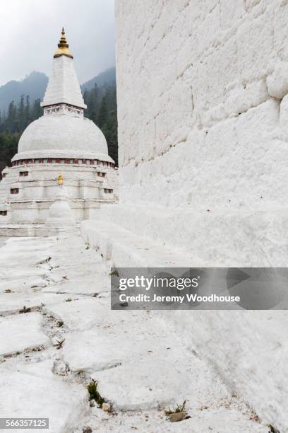 whitewashed temple in remote landscape - trongsa district fotografías e imágenes de stock