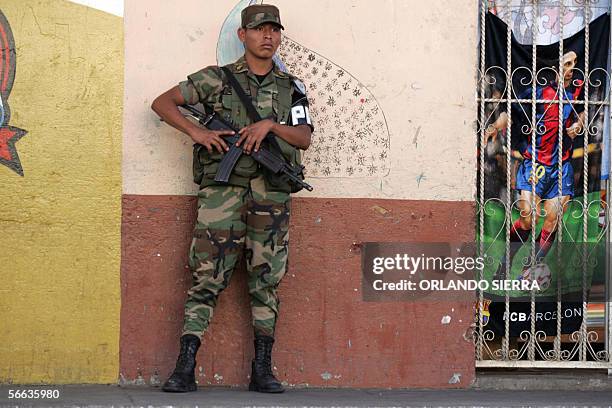 Un soldado del Ejercito de Guatemala participa de la vigilancia en las inmediaciones de escuelas de educacion primaria y maquilas del municipio de...