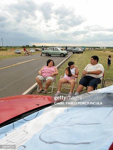 Ambientalistas argentinos cortan una ruta a unos 25 km de la frontera con Uruguay, en Gualeguaychu, Argentina, el 20 de enero de 2006. Vecinos y...