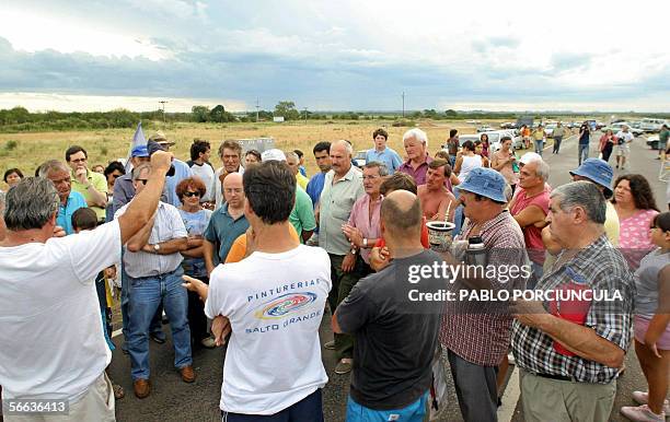 Ambientalistas argentinos realizan una asamblea espontanea cuando cortan una ruta a unos 25 km de la frontera con Uruguay, en Gualeguaychu,...