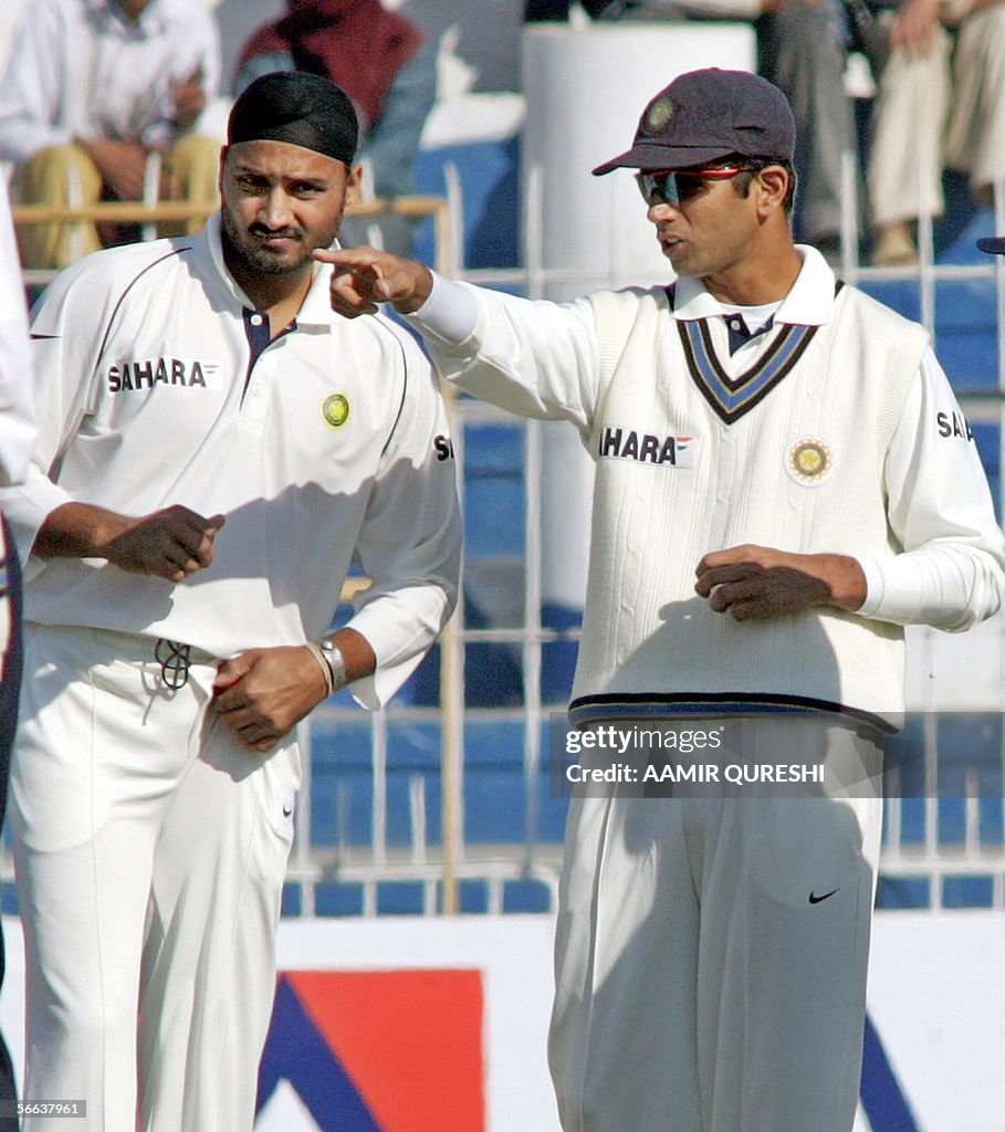 Indian cricket captain Rahul Dravid (R)