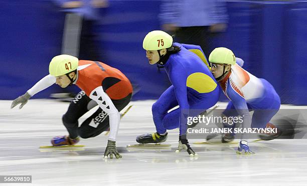Netherland's Niels Kerstholt, Ukraine's Volodymyr Grygoriev, and France's Maxime Chataignier race during Men's 500m preliminary 21 January 2006 in...