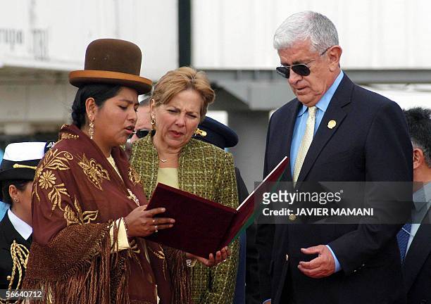 Berta Acarapi presidenta del consejo municipal del El Alto entrega la medalla de honor al presidente de Ecuador Alfredo Palacio Gonzales en presencia...