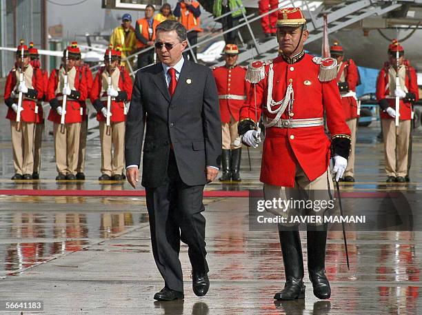 El presidente de Colombia, Alvaro Uribe recibe honores militares en el aeropuerto internacional de El Alto, Bolivia, el 21 de enero de 2006, adonde...