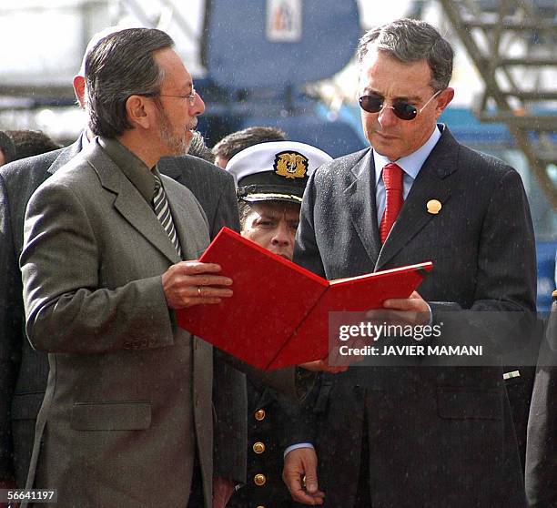 El presidente colombiano Alvaro Uribe recibe el titulo de Huesped Ilustre de la ciudad de La Paz, de manos del alcalde de esta ciudad Juan Del...