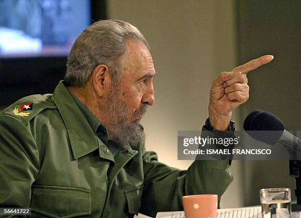 El presidente cubano Fidel Castro participa en el programa televisivo "Mesa Redonda", el 20 de enero de 2006, durante el cual brindo opiniones y...