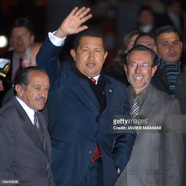 El presidente venezolano Hugo Chavez saluda al llegar al aeropuerto de El Alto, Bolivia, el 21 de enero de 2006. Chavez se encuetra en esta ciudad...