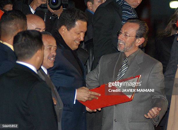 El presidente venezolano Hugo Chavez recibe del alcalde de la ciudad de La Paz Juan del Granado la declaracion de huesped ilustre, al llegar al...