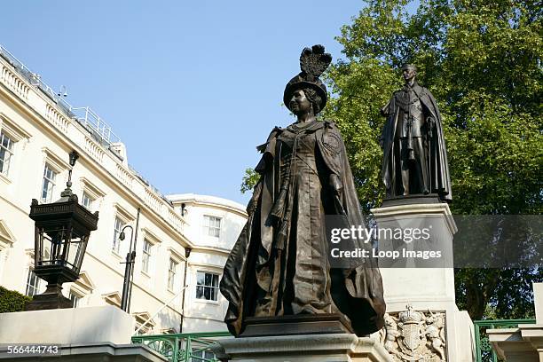 Statue of the Queen Mother in front of her husband George VI on the Mall in St James's.