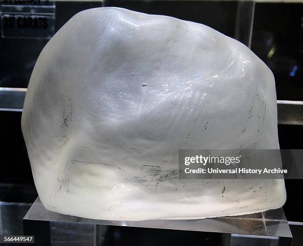 Replica of the Cullinan Diamond, the largest non carbonado and largest gem-quality diamond ever found, at 3106.75 carat rough weight. About 10.5 cm...