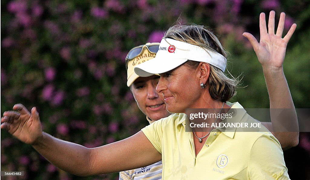 Sweden's Annika Sorenstam (L) and her pa