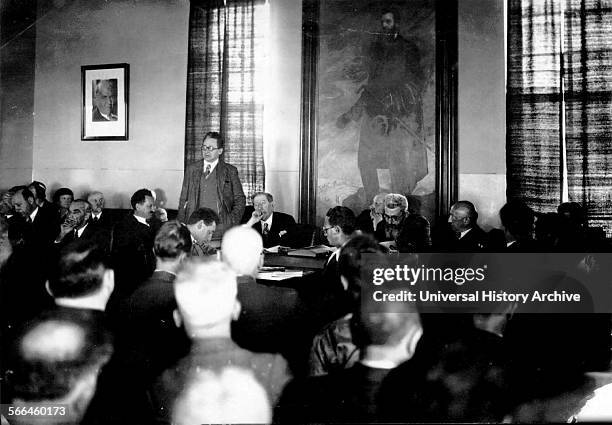 Photograph of the Zionist General Council Meeting. Attendees include Yitzhak Ben-Zvi, Nahum Sokolow and Yosef Sprinzak. Dated 1935.