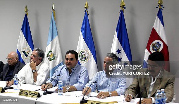 De izquierda a derecha los presidentes de, Niacargua, Enrique Bolanos; de Guatemala, Oscar Berger; de El Salvador, Antonio Saca; de Honduras, Ricardo...