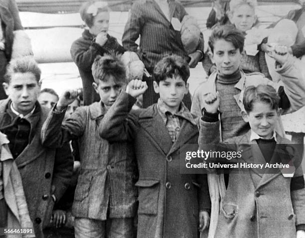 Spanish civil war republican children salute, 1937.