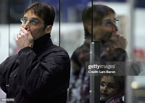 Coach Mike Schmidt of Hamburg looks on during the DEL Bundesliga match between Iserlohn Roosters and Hamburg Freezers at the Ice Sports Hall Iserlohn...