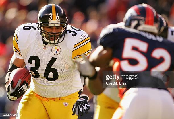 Runningback Jerome Bettis of the Pittsburgh Steelers carries the ball against the Denver Broncos during the AFC Championship Game on January 22, 2006...